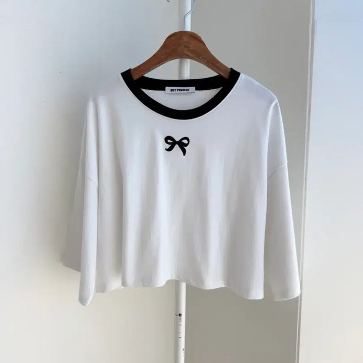 [BUNJANG] Ribbon Embroidery Semi Crop T-Shirt / 교신안함)리본 자수 세미 크롭 티셔츠
