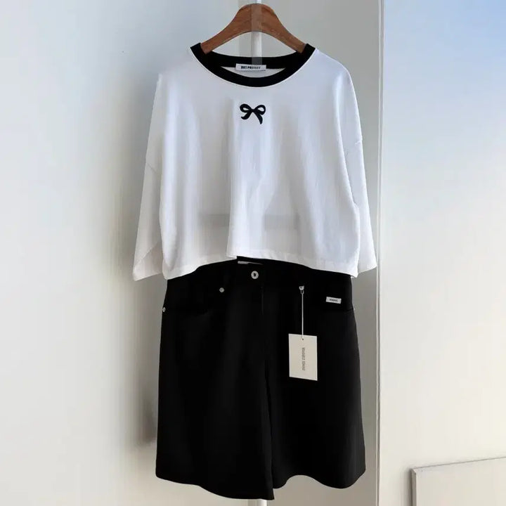 [BUNJANG] Ribbon Embroidery Semi Crop T-Shirt / 교신안함)리본 자수 세미 크롭 티셔츠