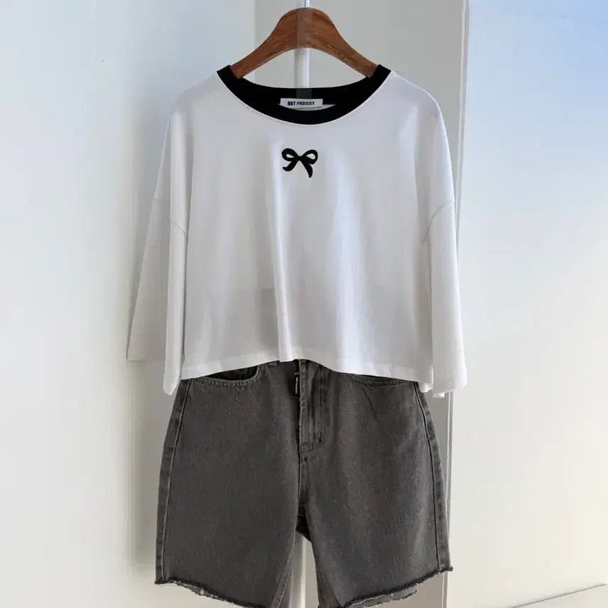 [BUNJANG] Ribbon Embroidery Semi Crop T-Shirt / 교신안함)리본 자수 세미 크롭 티셔츠