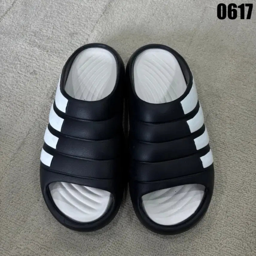 [BUNJANG] Adidas Adilette Comfort 3-Stripes Slides Black White (275mm) / 아디다스 삼선 슬라이드 블랙 화이트 275