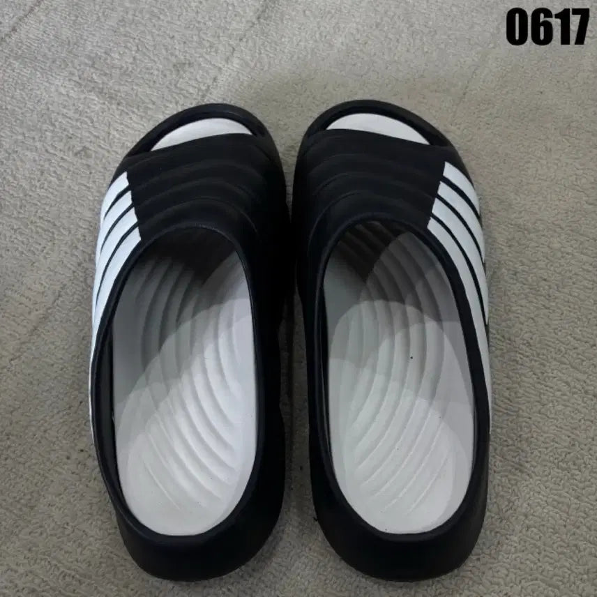 [BUNJANG] Adidas Adilette Comfort 3-Stripes Slides Black White (275mm) / 아디다스 삼선 슬라이드 블랙 화이트 275