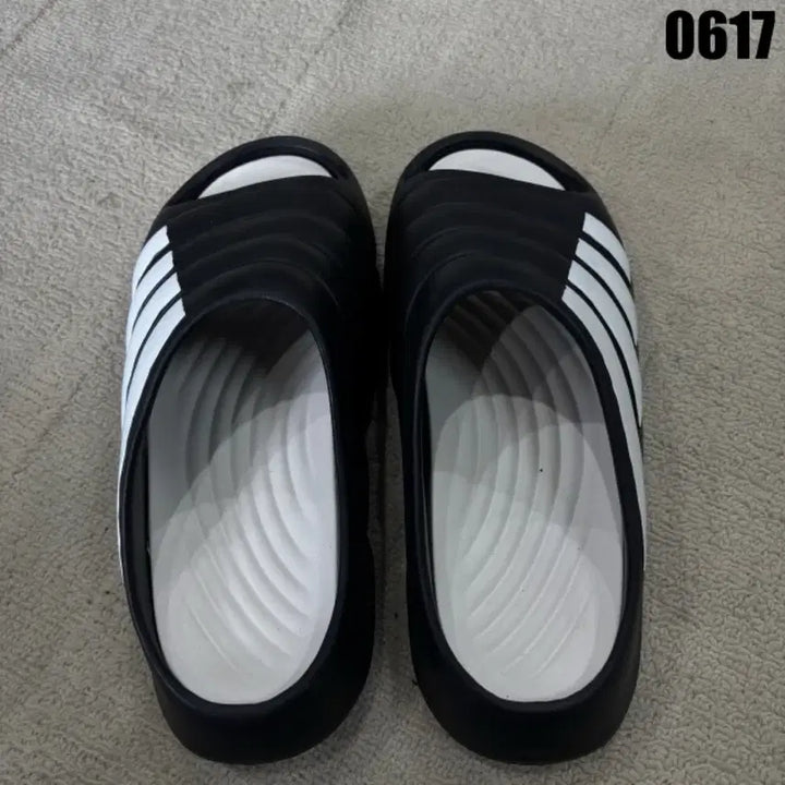 [BUNJANG] Adidas Adilette Comfort 3-Stripes Slides Black White (275mm) / 아디다스 삼선 슬라이드 블랙 화이트 275