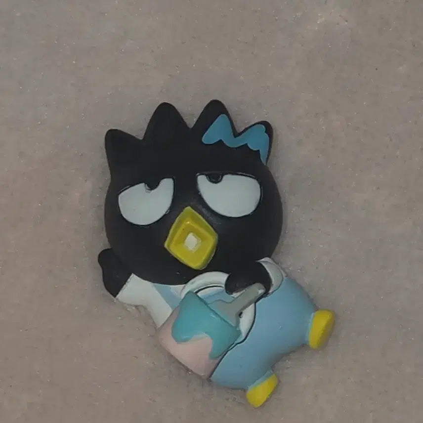 [BUNJANG] Sanrio Badtz-Maru Paint Bucket Gachapon Figure / 산리오 배드바츠마루 페인트통 가챠 피규어 소품샵