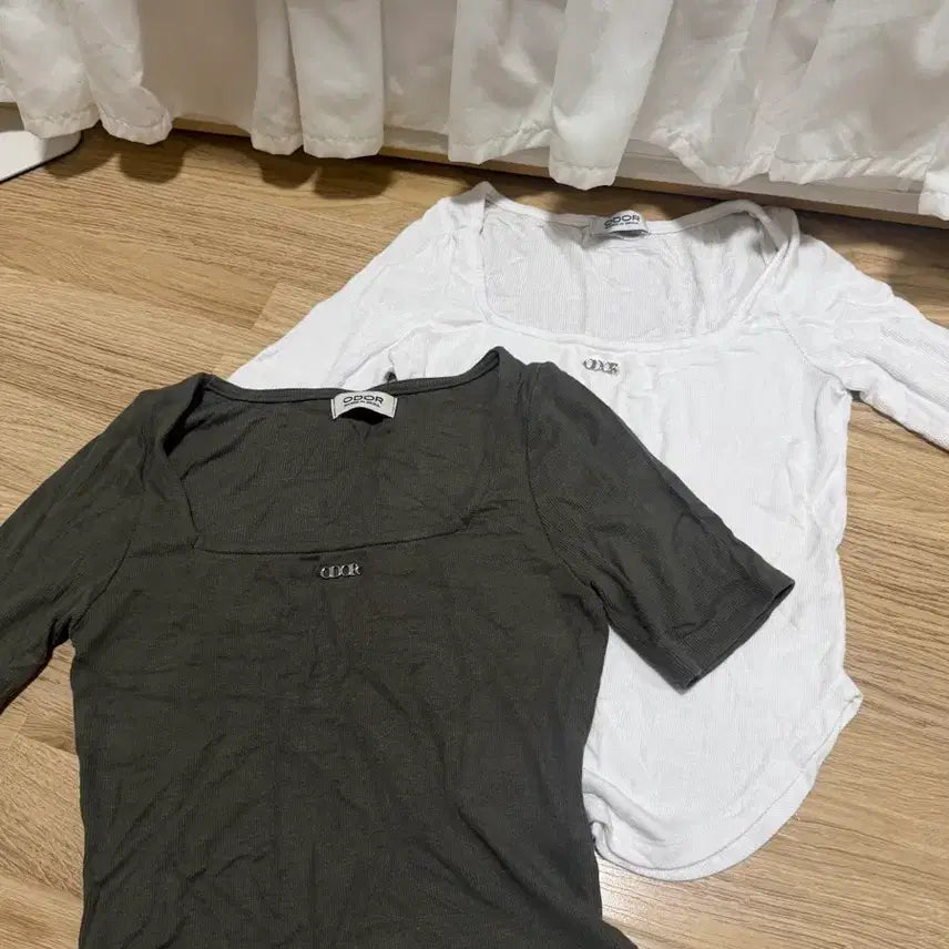 [BUNJANG] ODOR Square Neck Short Sleeve T-Shirt (White, Khaki) / 오도어 스퀘어넥 반팔티 (화이트, 카키 색상)