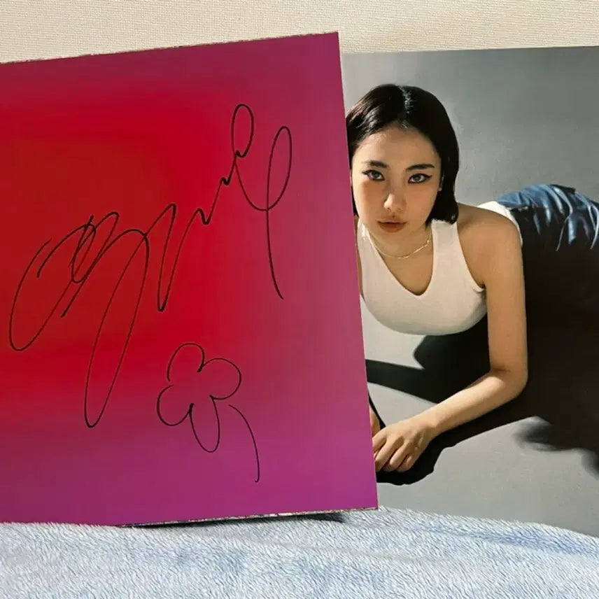 [BUNJANG] Yura Gaussian Signed LP / 유라 YOURA 가우시안 앨범 친필 싸인반 LP 엘피