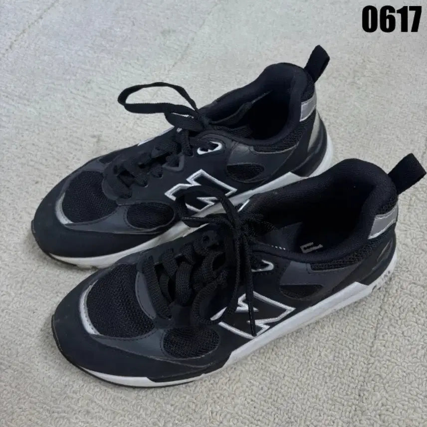 [BUNJANG] New Balance Sneakers Black Size 225 / 뉴발란스 운동화 블랙 225