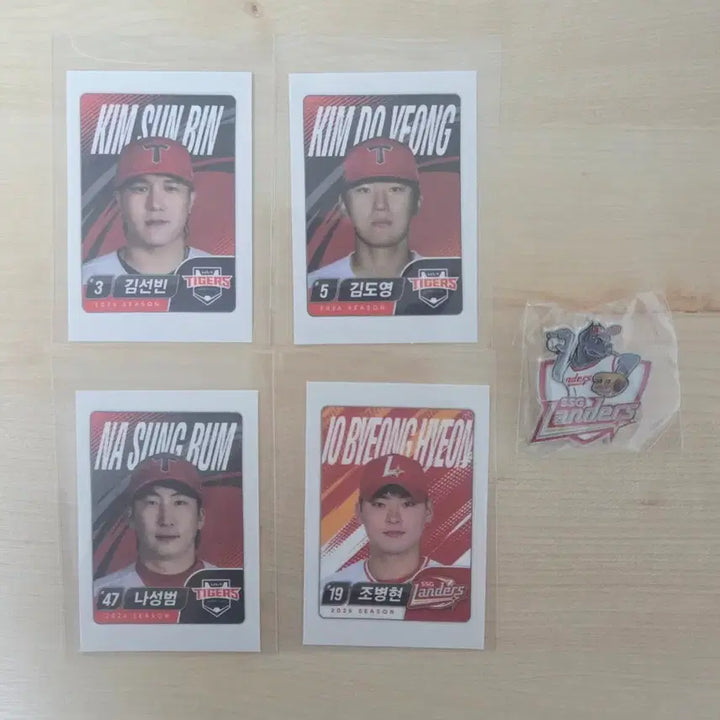 [BUNJANG] KBO Lotte Wel-Food "Tti-bu-seal" and "Badge" Sticker Set / KBO롯데웰푸드 판매 교환(띠부씰,뱃지)