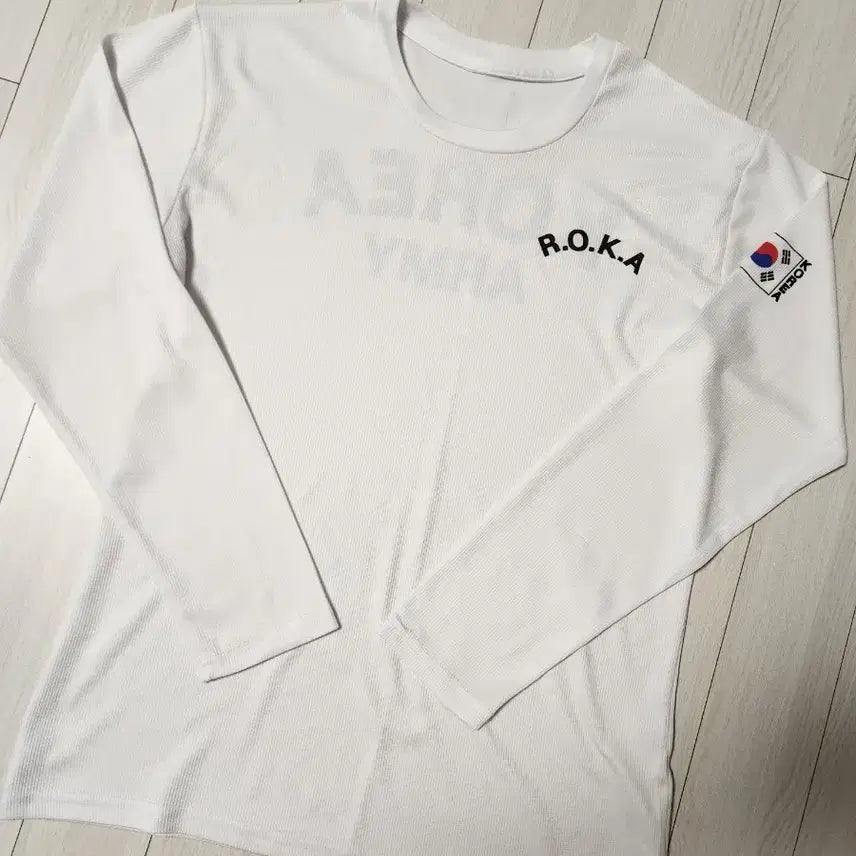 [BUNJANG] ROKA Taegeukgi Mark White Long Sleeve T-Shirt Size 105 (Recommended for Size 100) / 로카 태극기 마크 화이트 긴팔티 사이즈105(추천100사이즈)평소 1