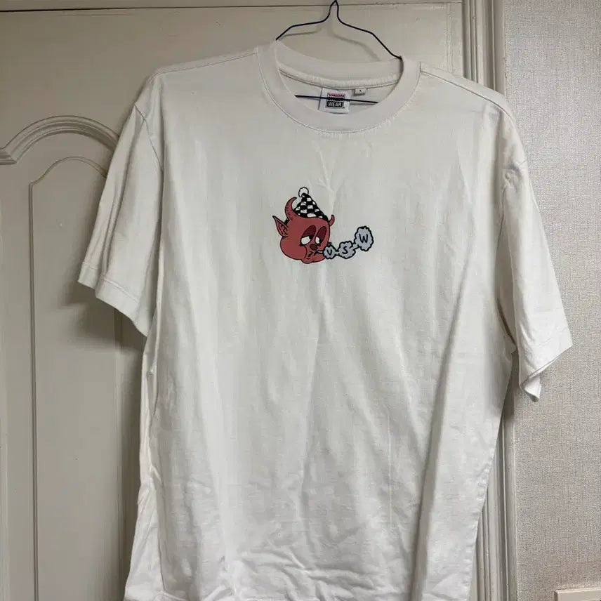 [BUNJANG] White Short-Sleeve T-Shirt with Devil Character and &