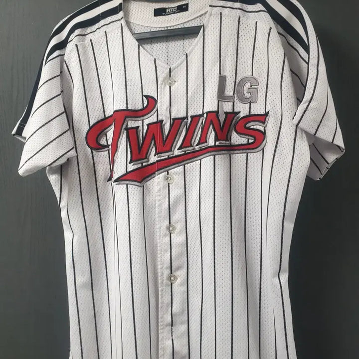 [BUNJANG] LG Twins Baseball Club Yu Ji-hyun Home Uniform (Size 95) / 엘지트윈스 유니폼 95사이즈 홈유니폼 95사이즈 유지현 마킹 팝니다