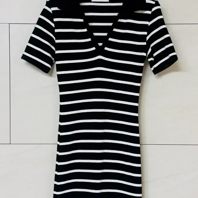 [BUNJANG] Maybins V-Neck Ribbed Stripe Mini Dress / 메이빈스/ 브이넥 골지 단가라 스판 미니원피스(시착)
