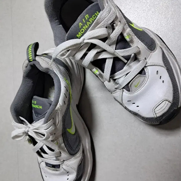 [BUNJANG] Nike Air Monarch IV White/Neon / 나이키 에어 모나크 IV 흰색/형광색