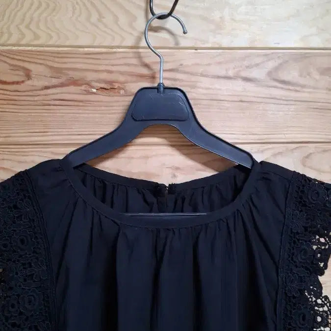 [BUNJANG] VAN AKE Lace Trimmed Sleeveless Blouse / VAN AKE 레이스 배색 나시 블라우스
