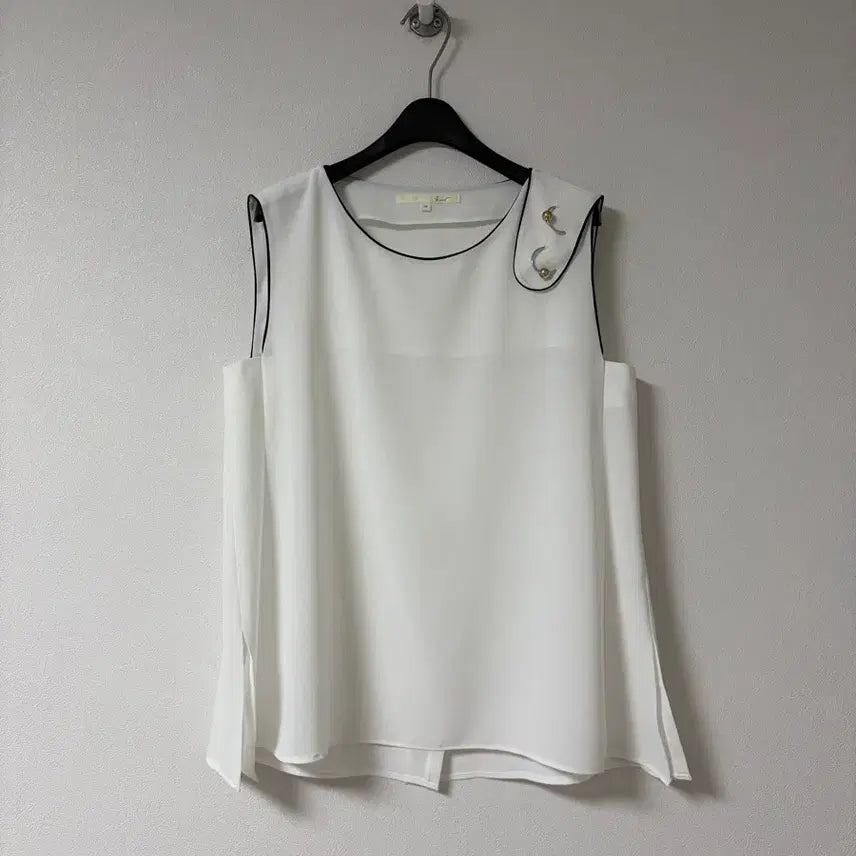 [BUNJANG] G-Cut Sleeveless Blouse / 지컷 민소매 블라우스