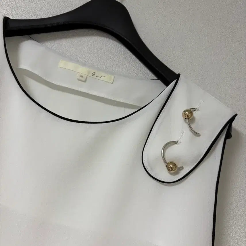 [BUNJANG] G-Cut Sleeveless Blouse / 지컷 민소매 블라우스