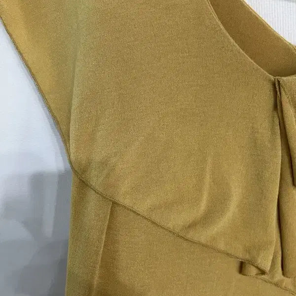 [BUNJANG] Asymmetric Double Frill On/Off Shoulder Top Mustard Shirring Sleeveless Tee / 어시메트릭 더블 프릴 온오프숄더 탑 머스타드 셔링 민소매 티 [XS]