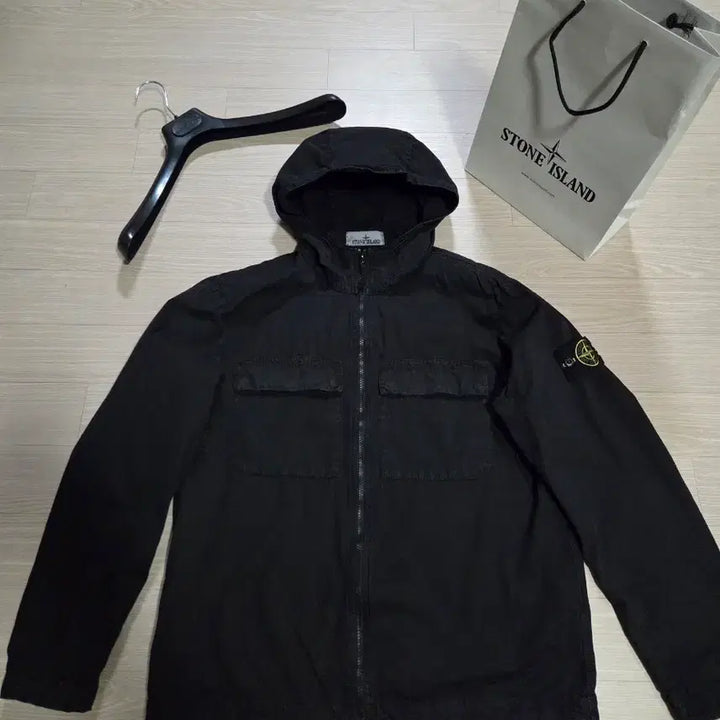 [SOLD OUT] [24SS] 스톤아일랜드 올드이펙트 후드 오버셔츠 블랙