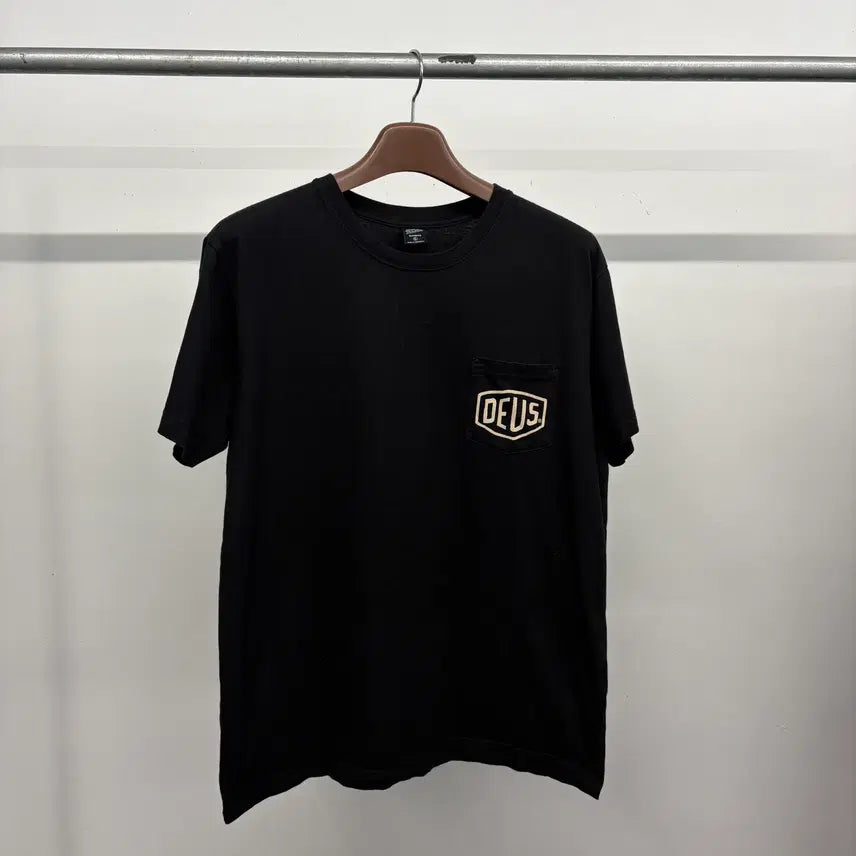 [BUNJANG] Deus Ex Machina Shin-Chan Pocket Short Sleeve T-Shirt / (100-105) 남성용 데우스 창구 짱구 서프 포켓 반팔티 티셔츠