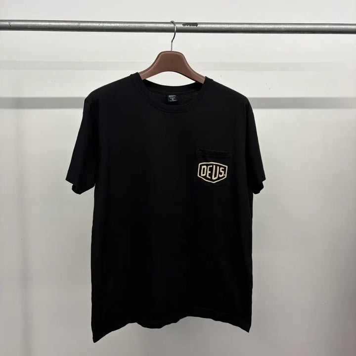 [BUNJANG] Deus Ex Machina Shin-Chan Pocket Short Sleeve T-Shirt / (100-105) 남성용 데우스 창구 짱구 서프 포켓 반팔티 티셔츠