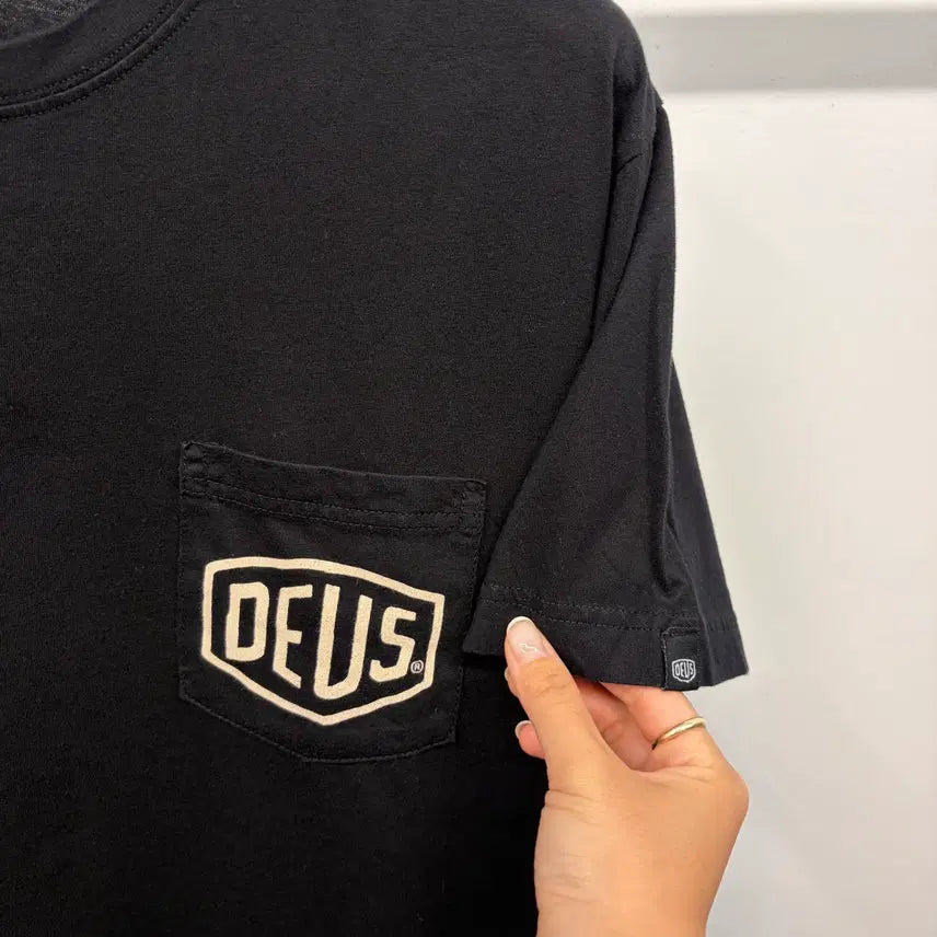 [BUNJANG] Deus Ex Machina Shin-Chan Pocket Short Sleeve T-Shirt / (100-105) 남성용 데우스 창구 짱구 서프 포켓 반팔티 티셔츠
