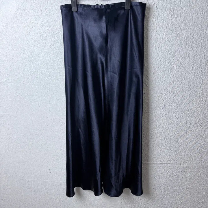 [BUNJANG] Urbanic 30 Sophia Satin Skirt Navy / 얼바닉30 소피아 새틴 스커트 네이비