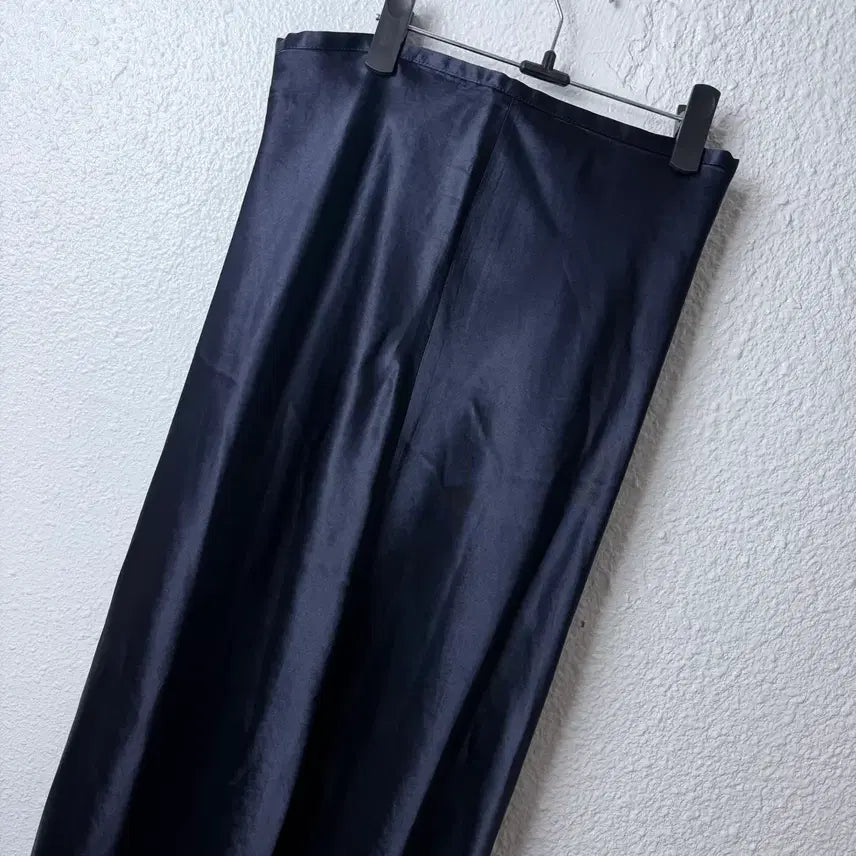 [BUNJANG] Urbanic 30 Sophia Satin Skirt Navy / 얼바닉30 소피아 새틴 스커트 네이비