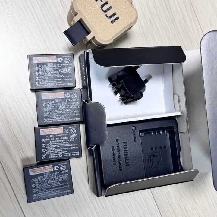 [BUNJANG] Fujifilm NP-W126S Battery Charger and Battery Set / 후지필름 배터리 충전기 NP-W126S 충전기 세트