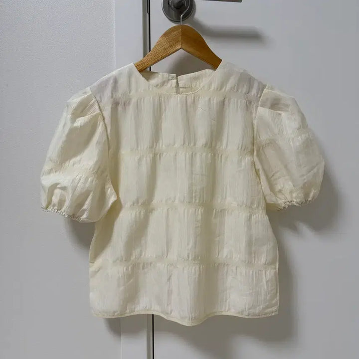 [SOLD OUT] 퍼프블라우스 크림