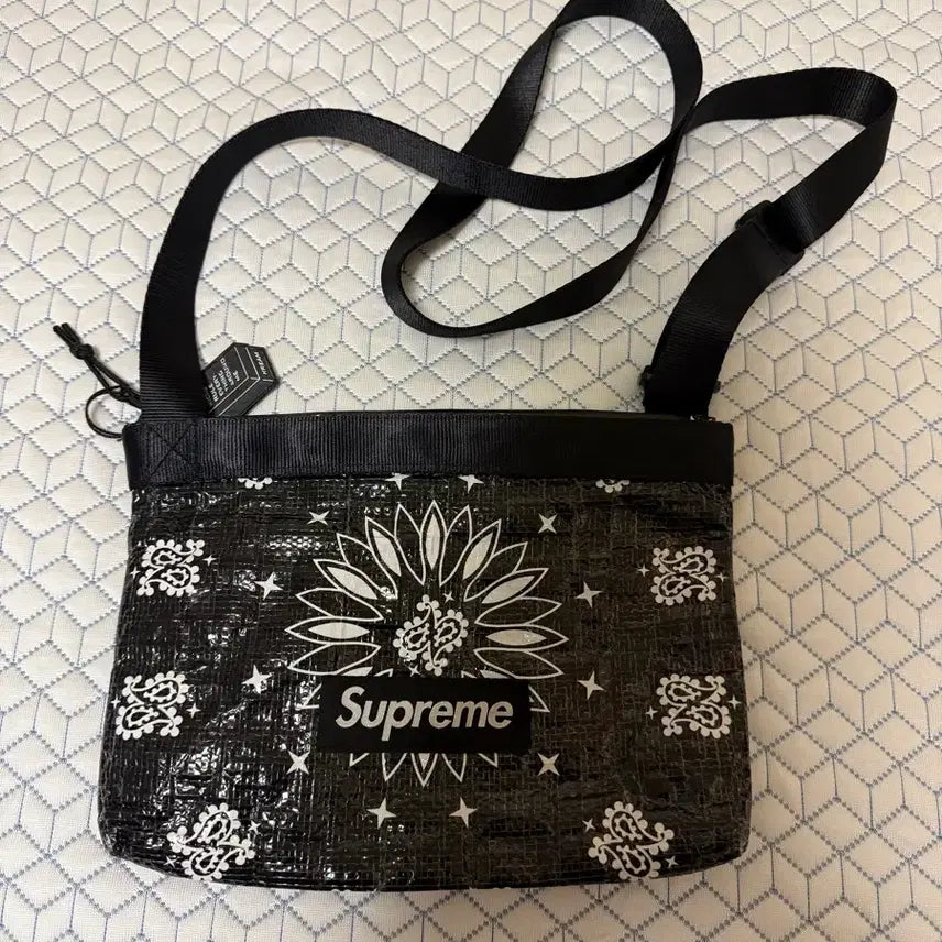 [BUNJANG] Supreme Bandana Tarp Side Bag Black / 슈프림 반다나 타프 사이드백 블랙
