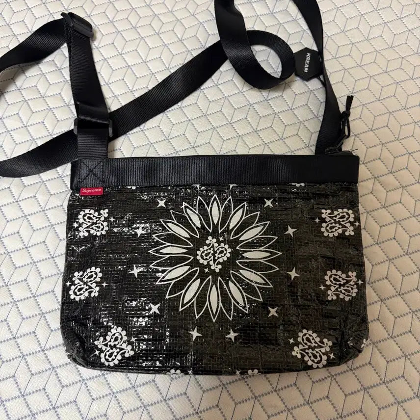 [BUNJANG] Supreme Bandana Tarp Side Bag Black / 슈프림 반다나 타프 사이드백 블랙