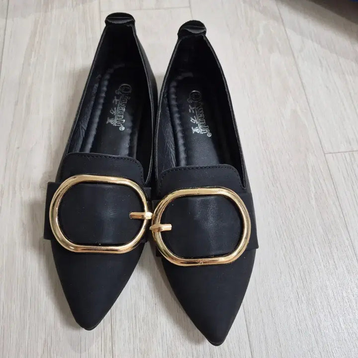 [BUNJANG] Black Flat Shoes with Gold Buckle - Size 220 / 보세플랫220--새거요