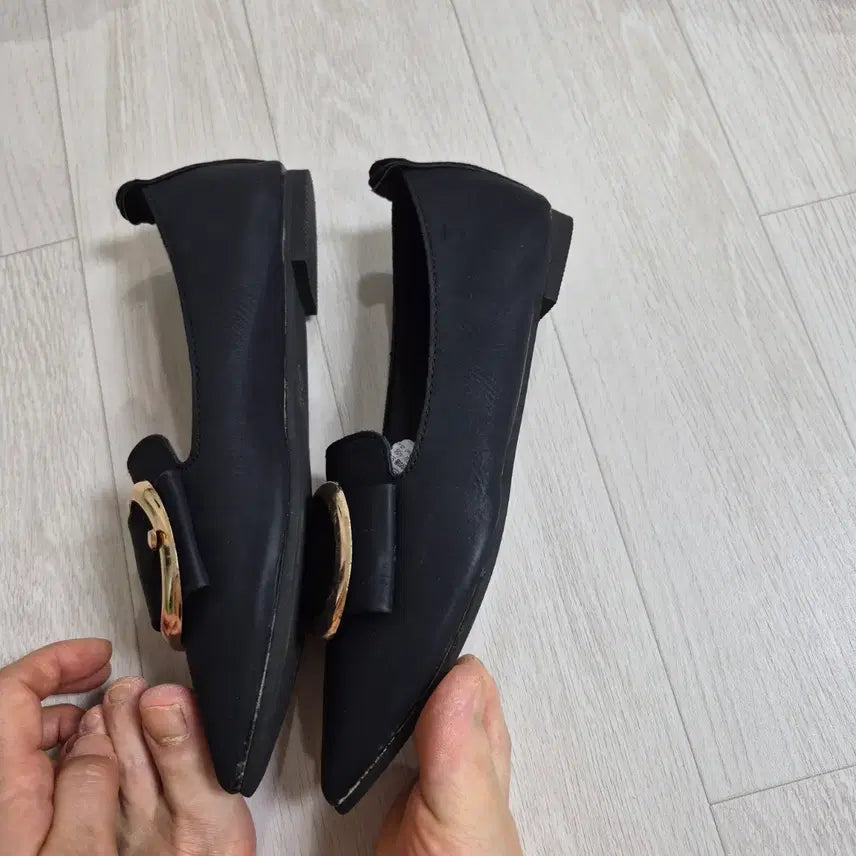 [BUNJANG] Black Flat Shoes with Gold Buckle - Size 220 / 보세플랫220--새거요