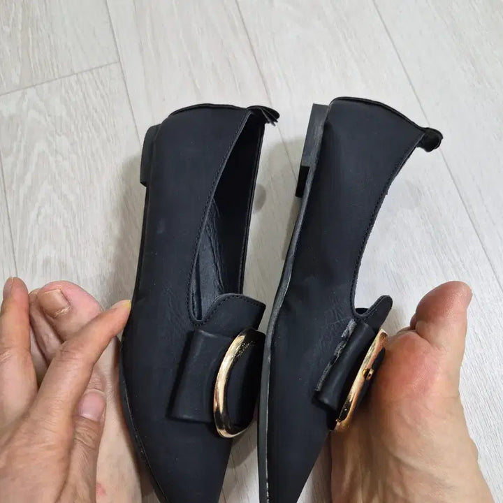 [BUNJANG] Black Flat Shoes with Gold Buckle - Size 220 / 보세플랫220--새거요