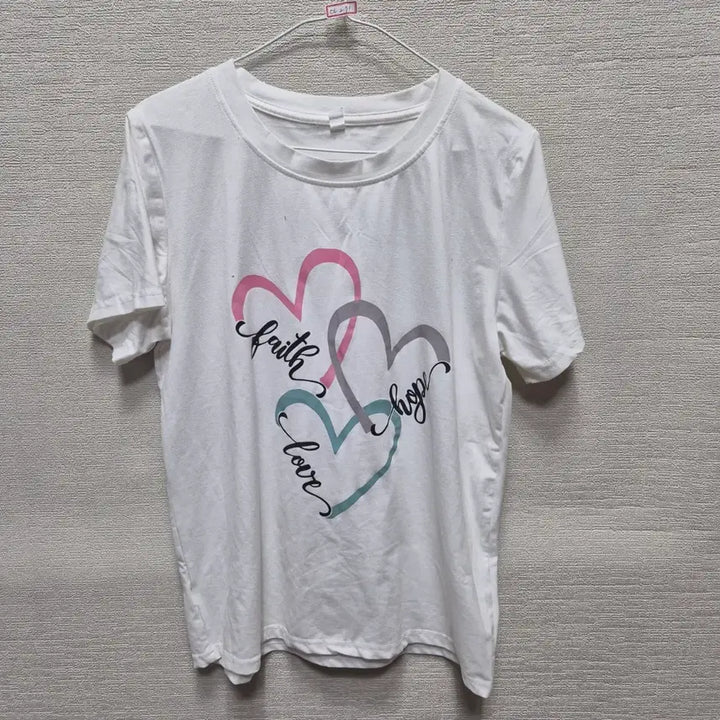 [BUNJANG] White Short Sleeve T-Shirt with Heart and Lettering Graphic / 아271 반팔 티셔츠
