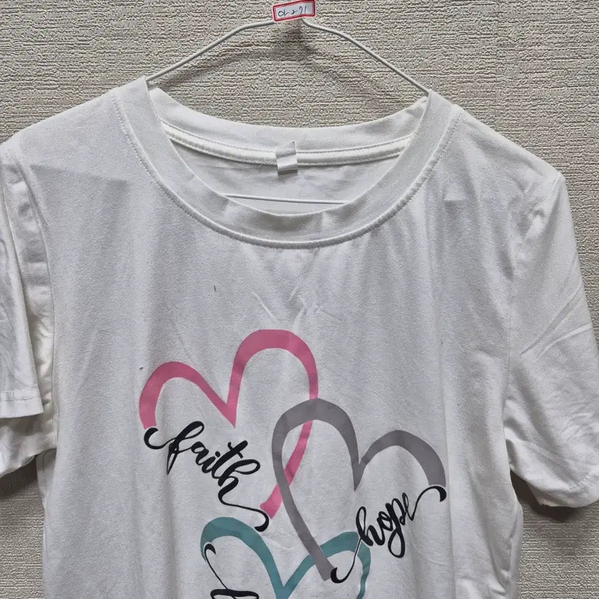 [BUNJANG] White Short Sleeve T-Shirt with Heart and Lettering Graphic / 아271 반팔 티셔츠