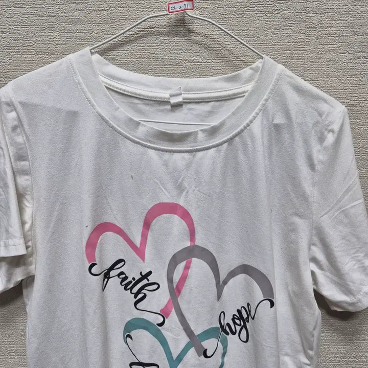 [BUNJANG] White Short Sleeve T-Shirt with Heart and Lettering Graphic / 아271 반팔 티셔츠