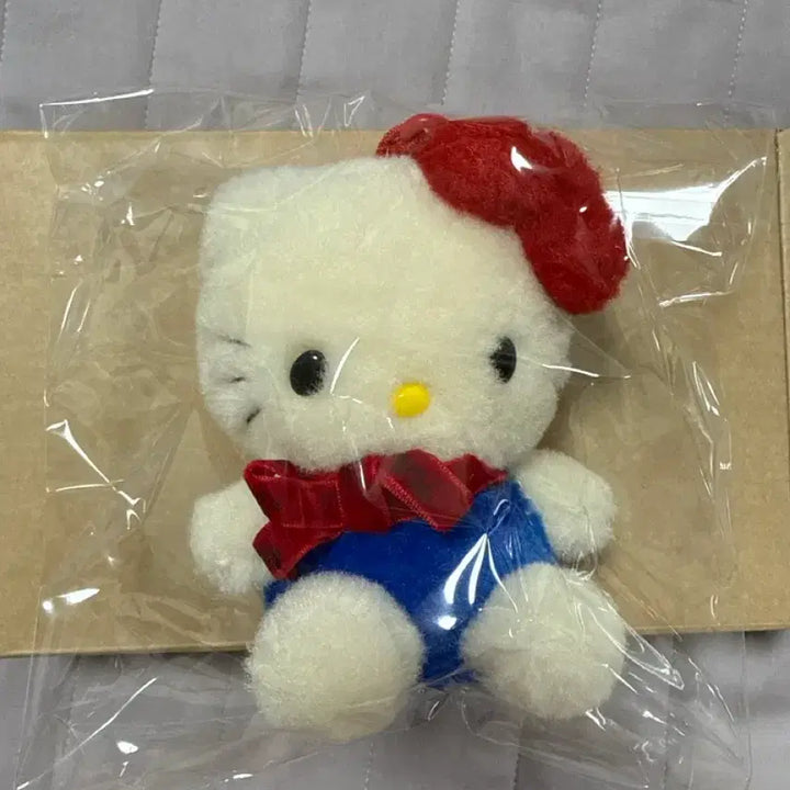 [BUNJANG] Fluffy Hello Kitty Plush Keychain New Arrival / 복실복실 헬로키티 인형키링 새상품