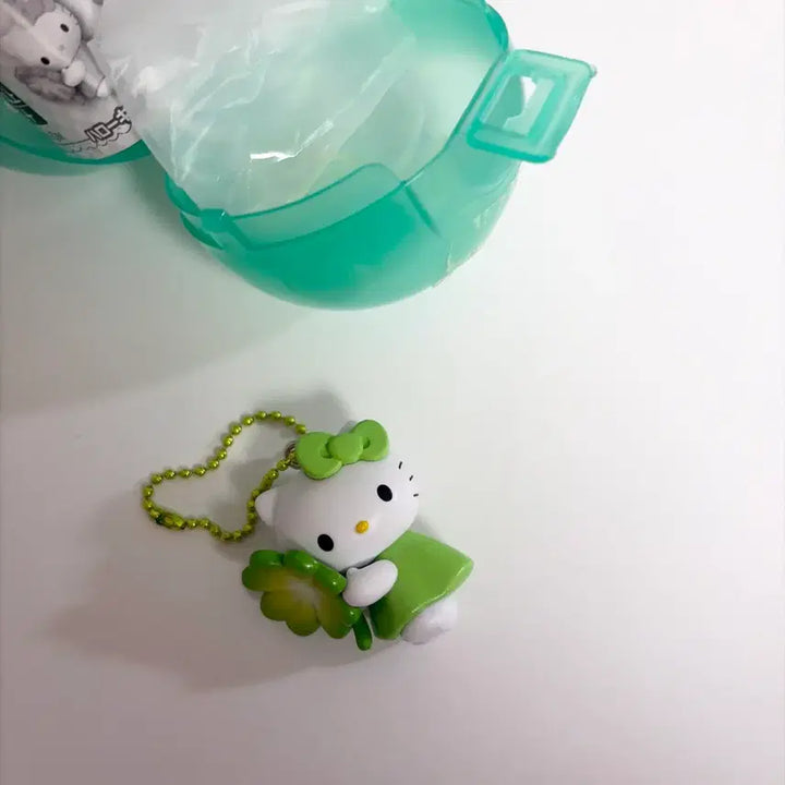 [SOLD OUT] 산리오 네잎클로버 가챠 헬로키티