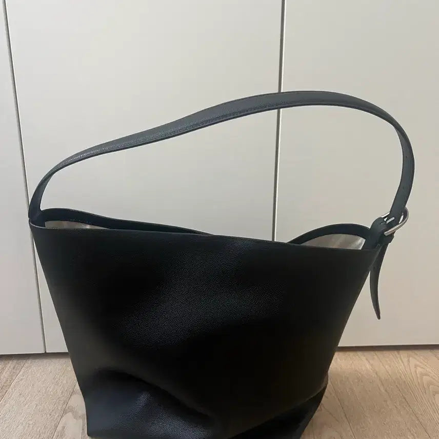[BUNJANG] Mago (Mad Goat) Belted Leather Shoulder Bag - Black / 마고(매드고트) 벨티드 레더 숄더백_블랙