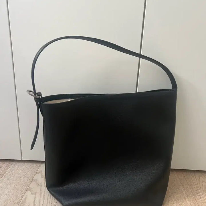 [BUNJANG] Mago (Mad Goat) Belted Leather Shoulder Bag - Black / 마고(매드고트) 벨티드 레더 숄더백_블랙