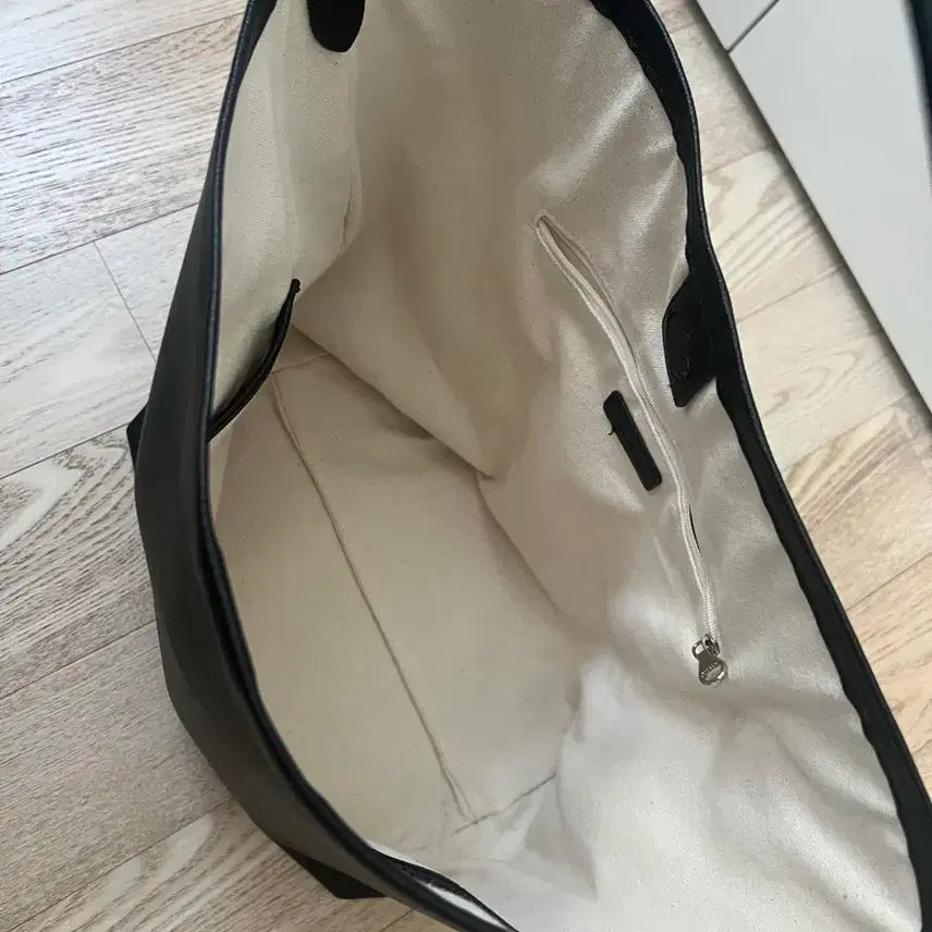 [BUNJANG] Mago (Mad Goat) Belted Leather Shoulder Bag - Black / 마고(매드고트) 벨티드 레더 숄더백_블랙