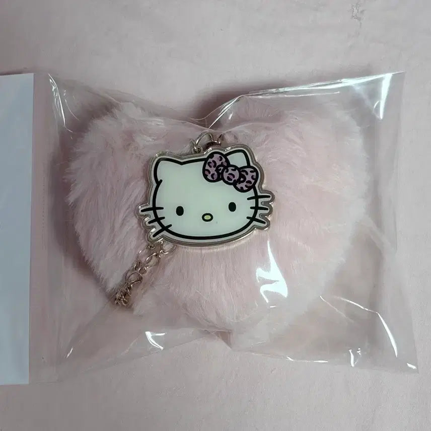 [BUNJANG] Sanrio Hello Kitty Faux Fur Heart Charm / 산리오 헬로키티 퍼 하트 키링 갸루