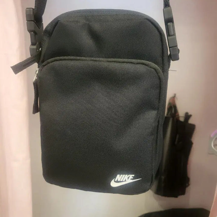 [BUNJANG] Nike Swoosh Logo Crossbody Bag Black / 나이키 스우시 로고 크로스백 블랙