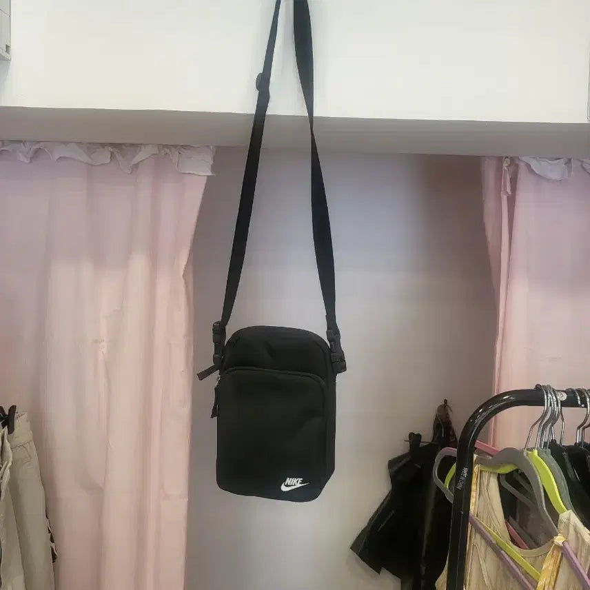 [BUNJANG] Nike Swoosh Logo Crossbody Bag Black / 나이키 스우시 로고 크로스백 블랙