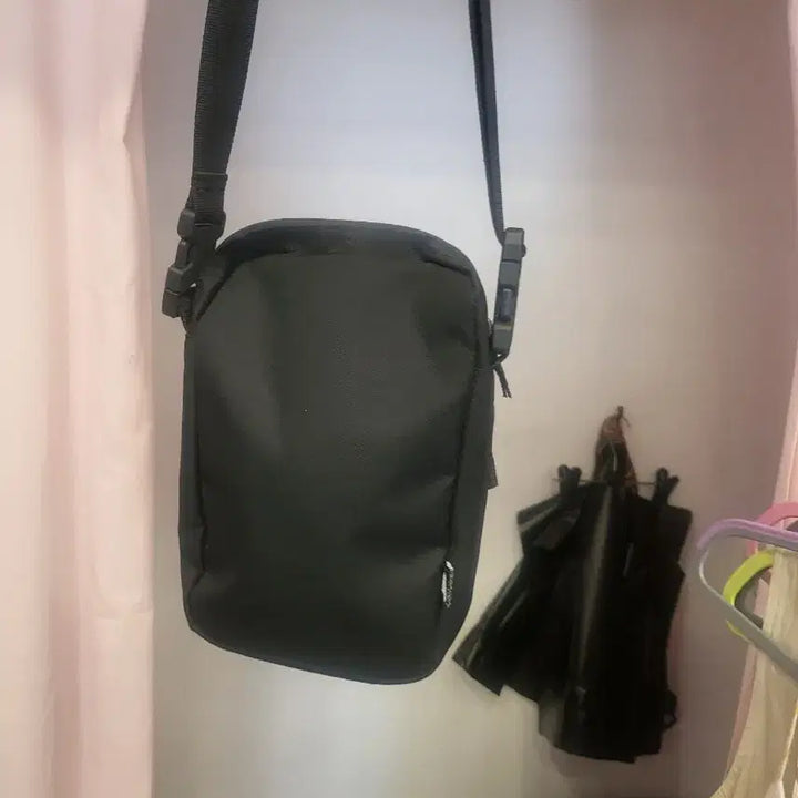 [BUNJANG] Nike Swoosh Logo Crossbody Bag Black / 나이키 스우시 로고 크로스백 블랙