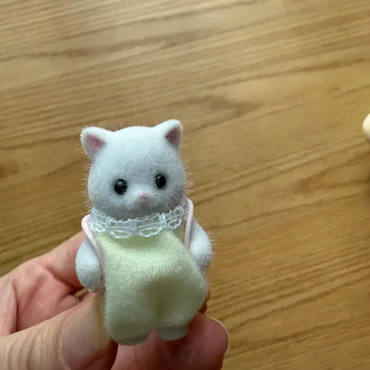 [BUNJANG] Sylvanian Families Cat Doll &amp; Crayon Shin-chan Figure Bundle / 실바니안 패밀리 고양이 인형 &amp; 짱구 피규어