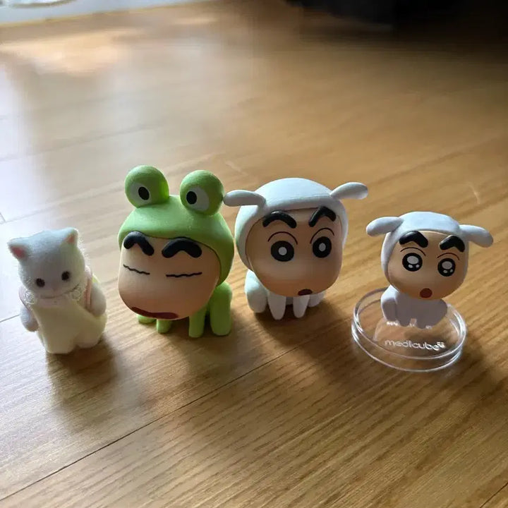 [BUNJANG] Sylvanian Families Cat Doll &amp; Crayon Shin-chan Figure Bundle / 실바니안 패밀리 고양이 인형 &amp; 짱구 피규어