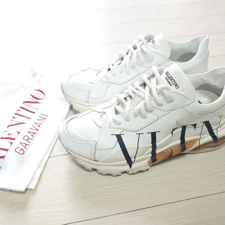 [BUNJANG] Valentino Big Logo Leather Sneakers / 여230발렌티노 스니커즈