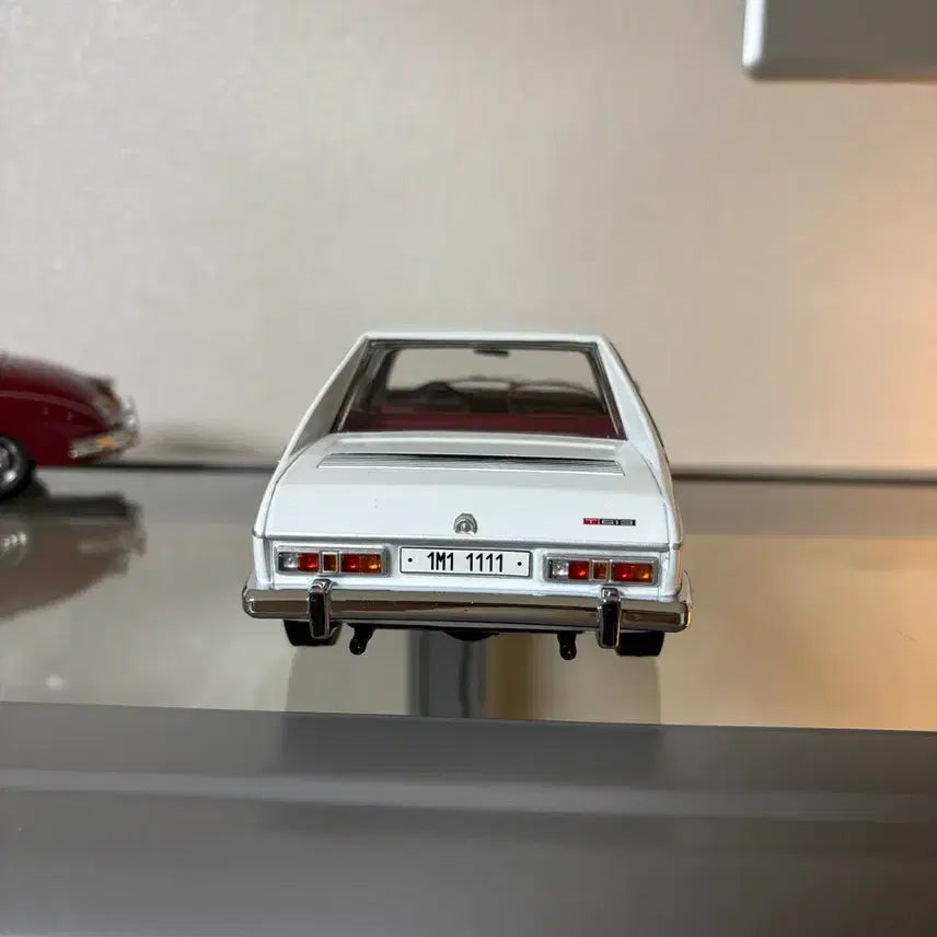 [BUNJANG] KK Scale 1:18 Tatra 613 (1979) / KK Scale 1:18 Tatra 613 1979