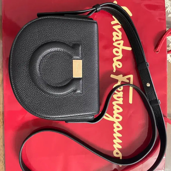 [BUNJANG] Salvatore Ferragamo Gancini Leather Shoulder Bag Black / 페라가모 간치니 숄더백 블랙